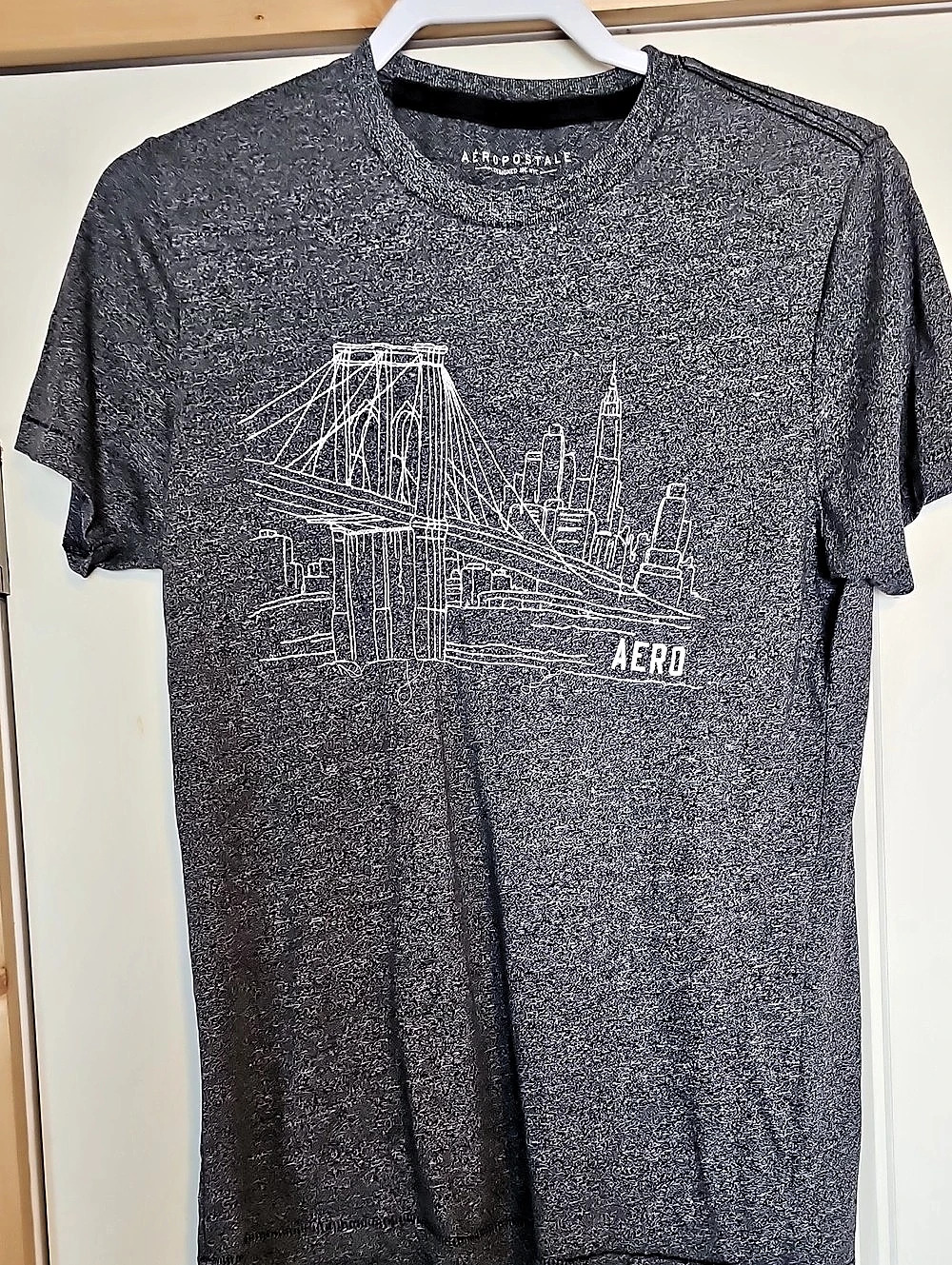 Aero Men's Graphic Short Sleeve T-Shirt in Gray Like New